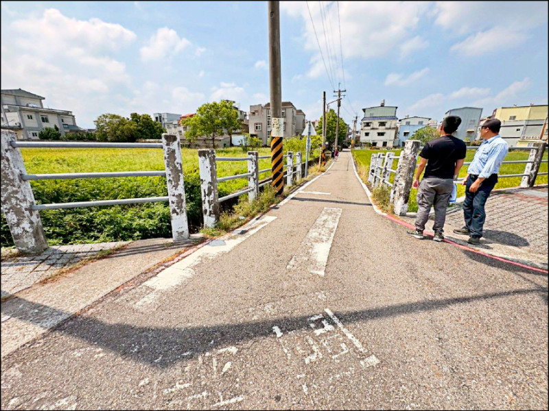 苗栗頭份中興路800巷口護欄可以見到多處車輛擦撞痕跡，「傷痕累累」。（陳光軒提供）