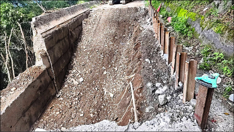 復興區後山坍塌的比該路,廠商已為施工開設的便道處左側打設鋼軌樁加固。(復興區公所提供) 復興區後山坍塌的比該路,廠商已為施工開設的便道處左側打設鋼軌樁加固。(復興區公所提供)