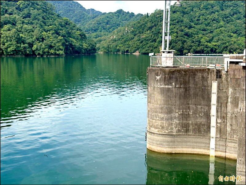 石門水庫蓄水目前處高水位,隨著丹娜絲颱風登陸帶來雨量增大,最快今上午調節性放水。(記者李容萍攝) 石門水庫蓄水目前處高水位,隨著丹娜絲颱風登陸帶來雨量增大,最快今上午調節性放水。(記者李容萍攝)