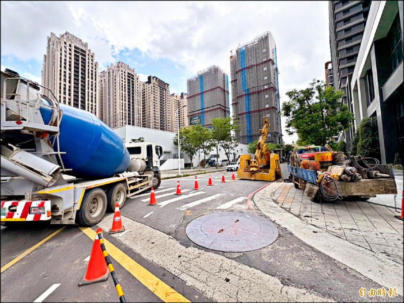 竹市關埔污水下水道工程遭怨影響交通。(記者蔡彰盛攝) 竹市關埔污水下水道工程遭怨影響交通。(記者蔡彰盛攝)