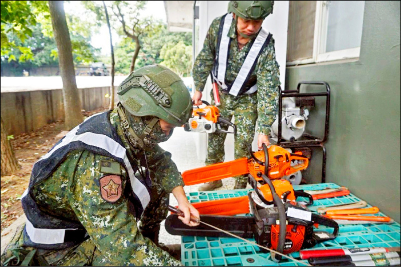 金防部實施災防物資、機具裝載。（國防部提供）