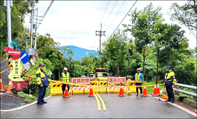 屏東縣里港警分局派員前往台24線德文路口,協助拉起封鎖線進行交通管制。(屏縣里港警分局提供) 屏東縣里港警分局派員前往台24線德文路口,協助拉起封鎖線進行交通管制。(屏縣里港警分局提供)