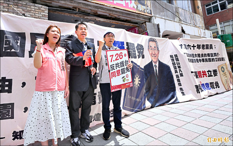 罷團昨天在街頭以人肉接力打開巨型海報。(記者方賓照攝) 罷團昨天在街頭以人肉接力打開巨型海報。(記者方賓照攝)