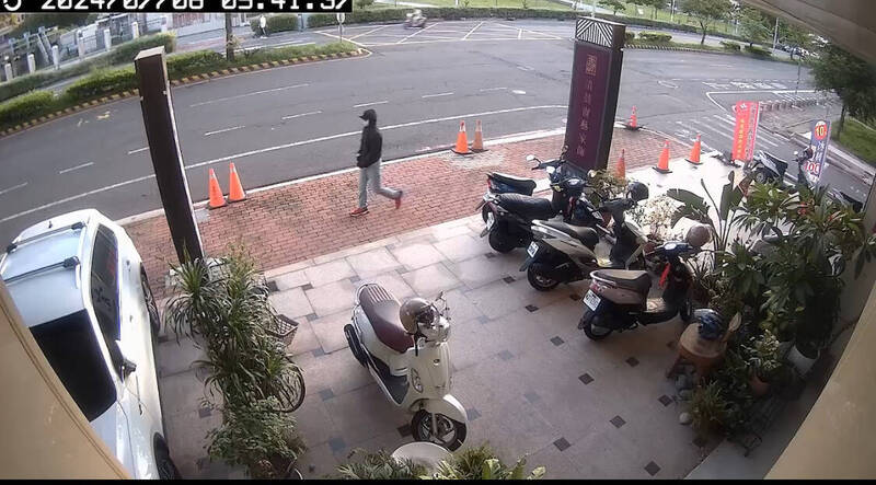 去年7月8日清晨近6點,一名穿戴帽T、口罩的年輕男子到台南南區新樂路林士傑住家門前持雙槍狙殺林傷重身亡。(圖為槍手步行經健康路往林住家前進情形;民眾提供) 去年7月8日清晨近6點,一名穿戴帽T、口罩的年輕男子到台南南區新樂路林士傑住家門前持雙槍狙殺林傷重身亡。(圖為槍手步行經健康路往林住家前進情形;民眾提供)