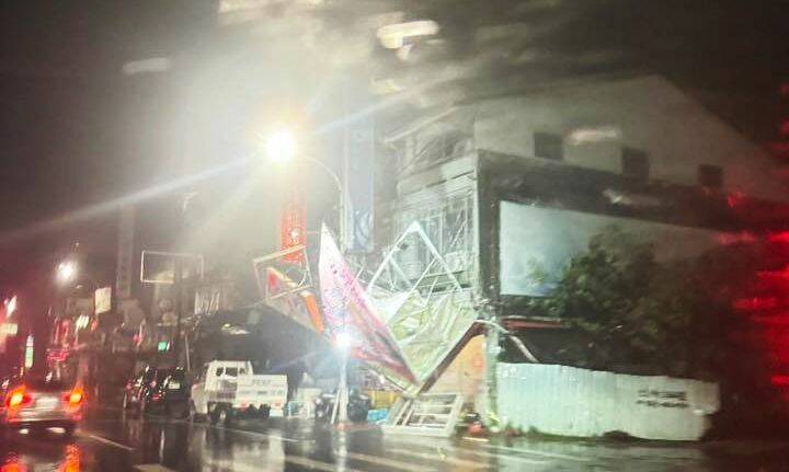 嘉義市多處招牌被吹垮。（民眾提供）