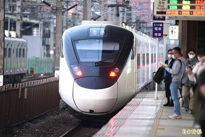 台鐵7月7日西部幹線對號列車、區間（快）車斗六＝台南間及3支線停駛。圖為EMU3000型新自強號列車。（資料照，記者吳亮儀攝）