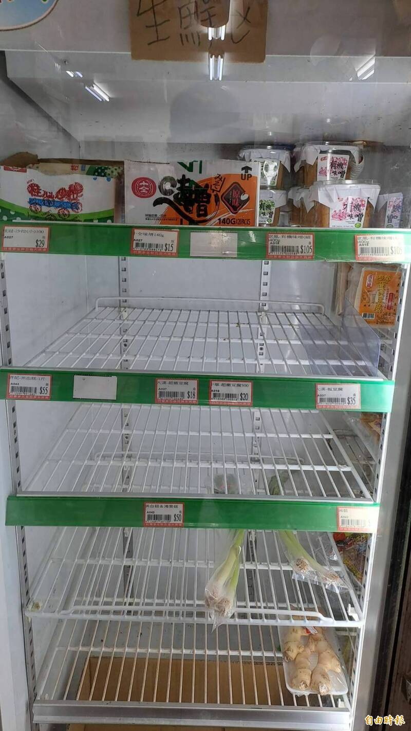小琉球超商的貨架空空如也。(記者陳彥廷攝) 小琉球超商的貨架空空如也。(記者陳彥廷攝)
