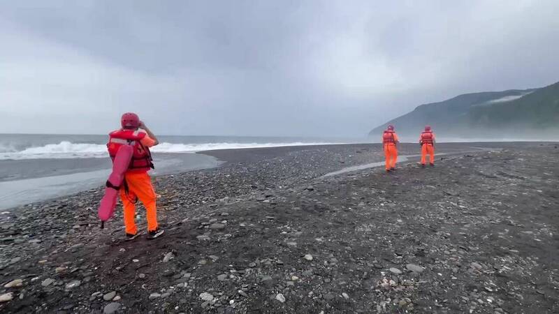 海巡人員在南澳海邊持續搜尋葉姓男子的下落。（圖由海巡署提供）