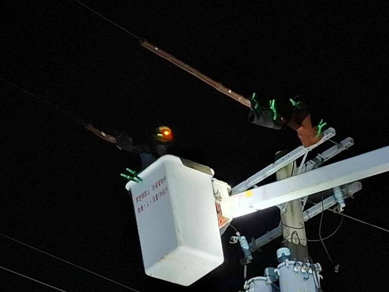 受到颱風影響，彰化縣一度最多有超過1000戶停電，台電立即進行搶修。（台電提供）