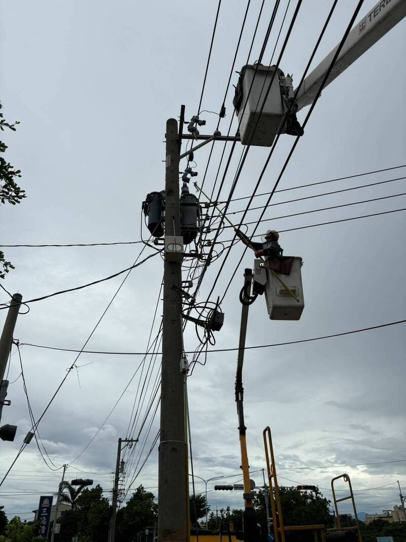 因為颱風影響，彰化多處傳出停電，台電人員到場搶修。（台電提供）