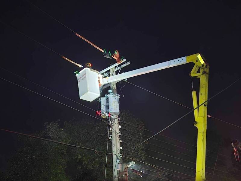 因為颱風影響，彰化多處傳出停電，台電人員到場搶修。（台電提供）