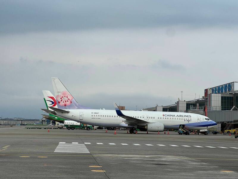 受丹娜絲颱風影響，7月7日班機異動，取消國內線143架次、國際線33架次，示意圖。（記者蔡昀容攝）