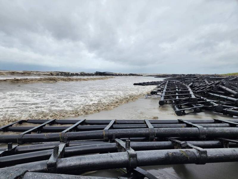 浮台碎片散布海灘及淺海區。（民眾提供）