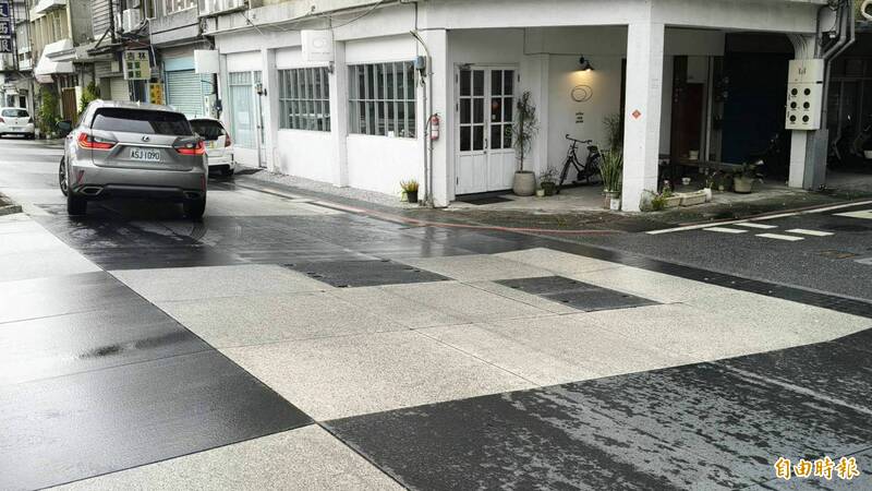 傅崐萁擔任縣長內耗資五億推動的日出香榭大道花崗岩板路面遇雨就容易溼滑,昨又有民眾貼文抱怨一日發生兩摔車。(記者王錦義攝) 傅崐萁擔任縣長內耗資五億推動的日出香榭大道花崗岩板路面遇雨就容易溼滑,昨又有民眾貼文抱怨一日發生兩摔車。(記者王錦義攝)