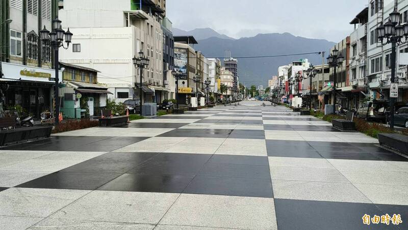傅崐萁擔任縣長內耗資五億推動的日出香榭大道花崗岩板路面遇雨就容易溼滑,昨又有民眾貼文抱怨一日發生兩摔車。(記者王錦義攝) 傅崐萁擔任縣長內耗資五億推動的日出香榭大道花崗岩板路面遇雨就容易溼滑,昨又有民眾貼文抱怨一日發生兩摔車。(記者王錦義攝)