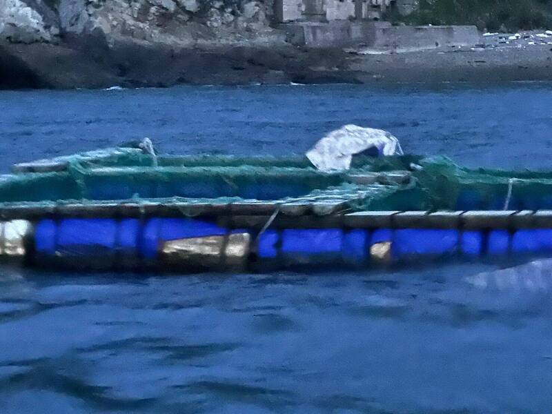 海巡人员去年6月在海上工作平台上发现接驳物品。（记者姚岳宏翻摄）