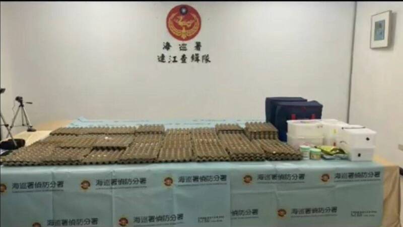 以张姓男子为首的11人不法集团，2024年起非法走私濒临绝种的珍稀保育类鹦鹉受精蛋到中国贩卖，图为查获非法走私跨境到中国贩售鹦鹉蛋。（图为连江地检署提供）