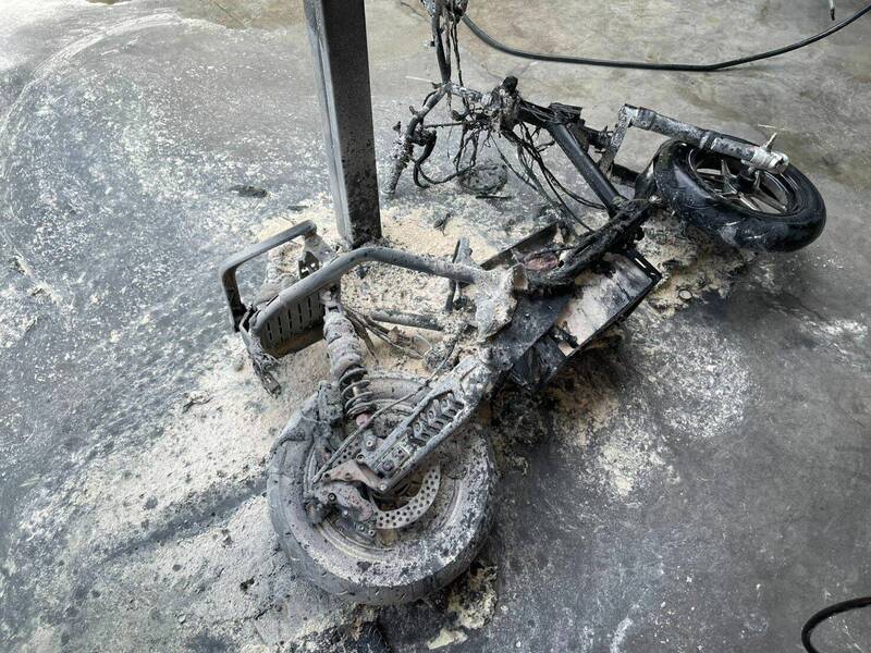 电动机车在充电中惊传起火自燃，还波及旁边的机车。（民众提供）