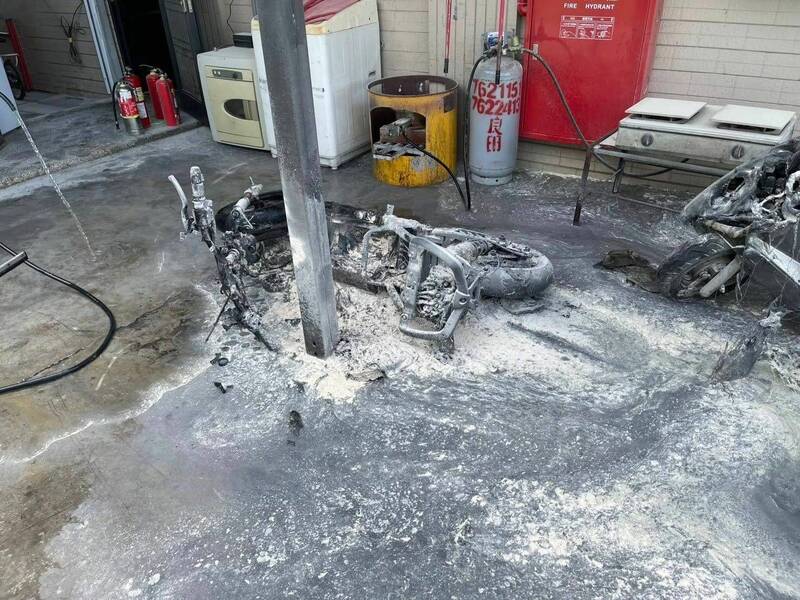 电动机车充电中自行起火，民众虽然自行拿出灭火器灭火，仍因起火速度过快，波及旁边的另一部机车，所幸没有人员受伤。（民众提供）