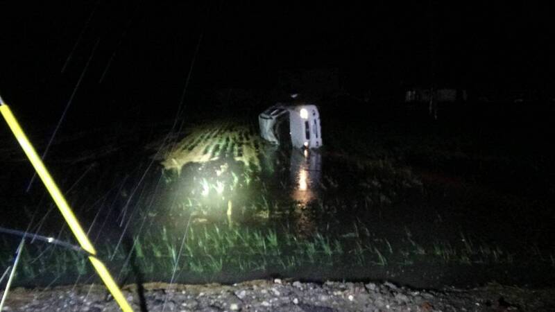 2名孝女台风夜陪老父巡田，车子被强风吹落田里酿1死2重伤。（布袋警分局提供）