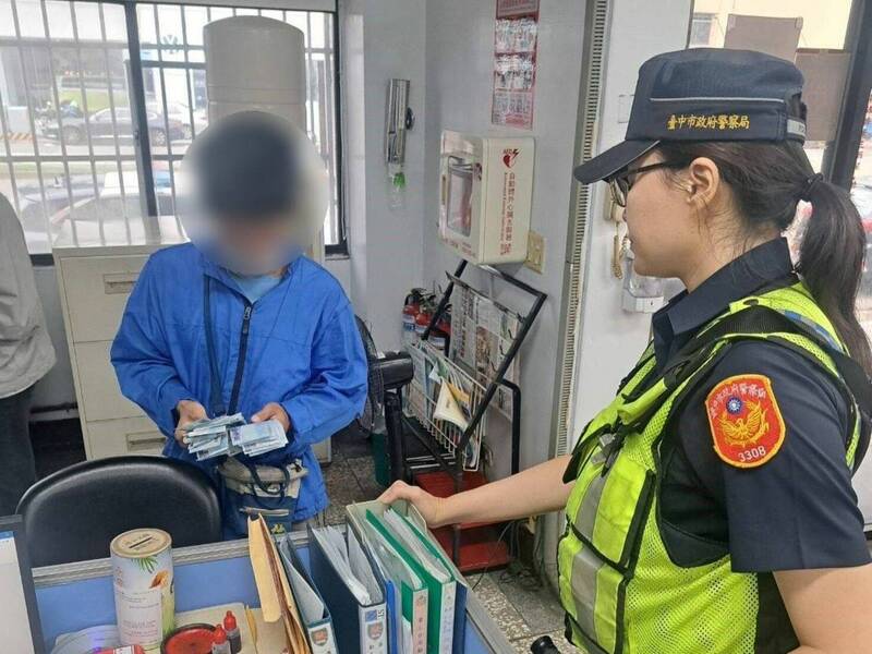 徐男赶到警所领回失而复得薪资，频向员警道谢。（警方提供）