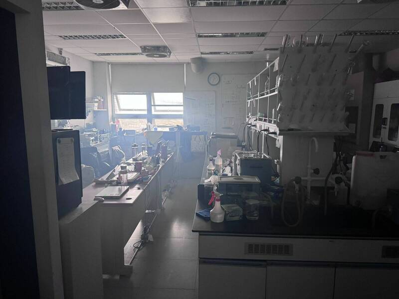 宜大研究生在工学院实验室做化学实验，疑器皿过热产生大量水蒸气，造成烟雾弥漫。（记者江志雄翻摄）