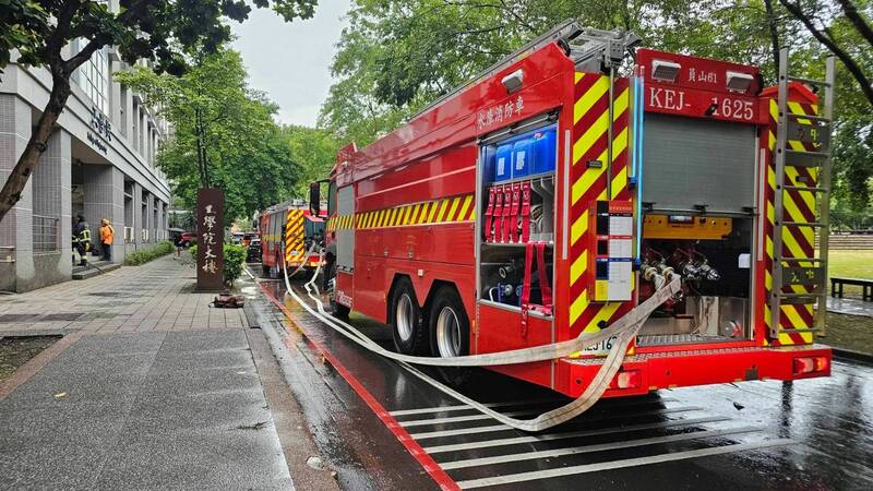 宜县消防局获报后派消防车进入宜大校园严阵以待。（记者江志雄翻摄）