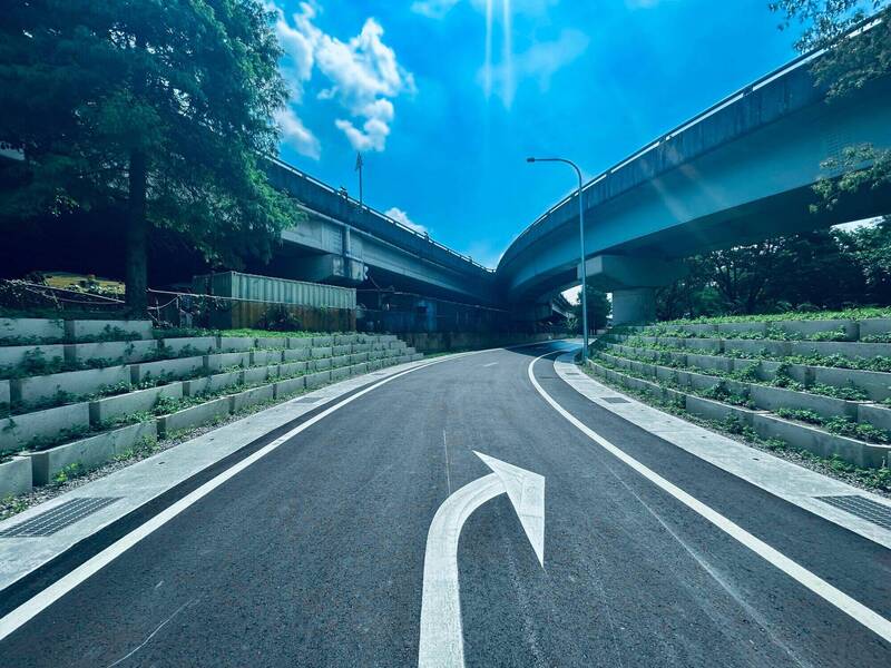 堤頂交流道往北匝道動線改善工程完工。（新工處提供）
