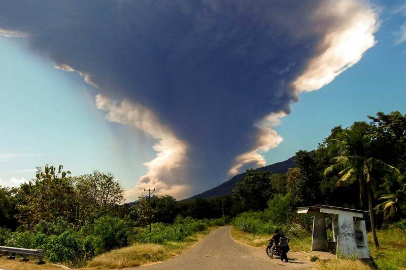 印尼勒沃托比拉基拉基火山今（7）日噴發，火山灰柱高達18公里並覆蓋了村莊。（法新社）