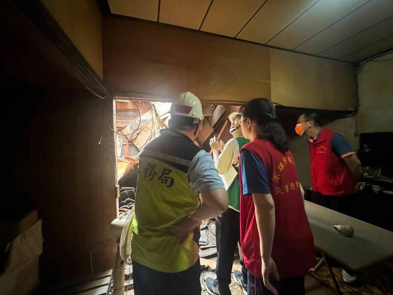 高市新興區某老屋屋頂部分坍塌，工務局偕同專業技師現場會勘，確認無立即危險。（工務局提供）