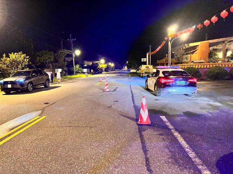 花蓮縣新城鄉中山路鎮安宮附近，昨深夜11點發生1起死亡車禍，54歲卓姓男子騎自行車不明原因突然倒臥在道路上遭車輛輾過。（圖由民眾提供）