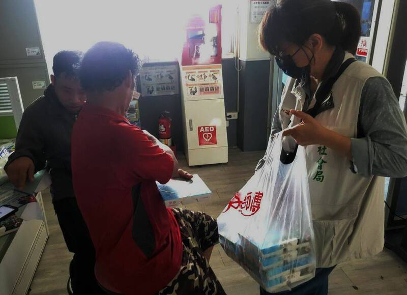 南市部分收容地區因停水停電無店家可供應便當，由社工協助發放便當。（南市社會局提供）