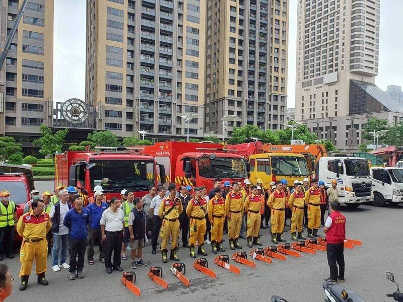 高市府陸續派出兩梯次共98人、車輛37台及鏈鋸50組，前往嘉義協助救災。（高市府提供）