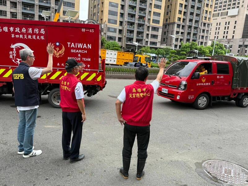 高市府陸續派出兩梯次共98人、車輛37台及鏈鋸50組，前往嘉義縣市協助救災。（高市府提供）