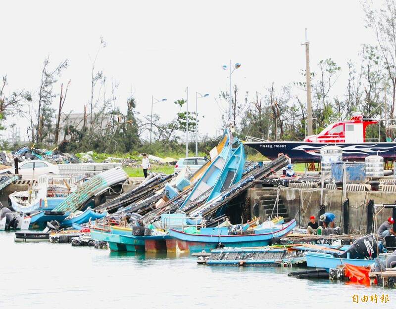 嘉義縣布袋第三漁港船筏被吹上岸怵目驚心景象。（記者蔡宗勳攝）