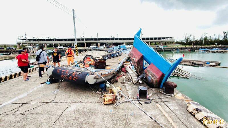 嘉義縣布袋第三漁港船筏被吹上岸或翻覆畫面。（記者蔡宗勳攝）