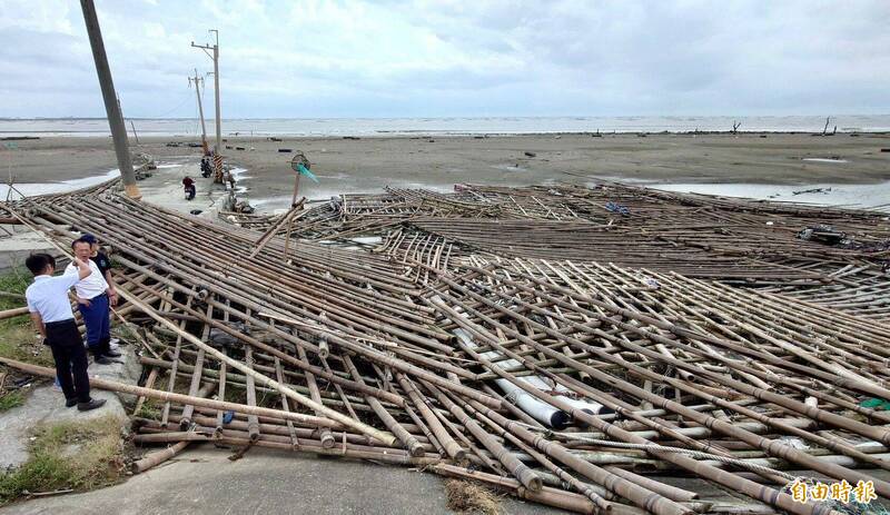 嘉義秘境白水湖壽島佈滿被海浪打上來的蚵棚。（記者蔡宗勳攝）