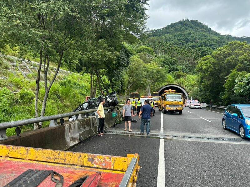 国道上有警车和吊车忙著处理事故现场。（民众提供）
