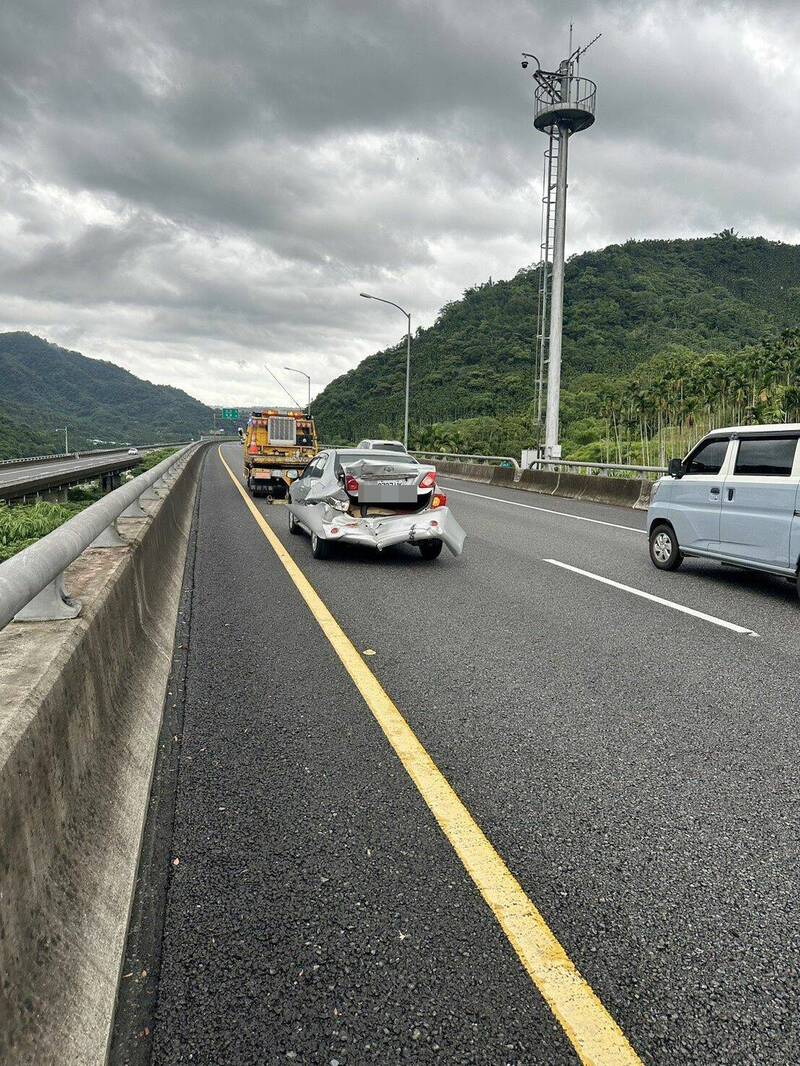 银色轿车被追撞后保险杆严重毁损。（民众提供）