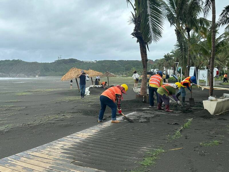 高雄市旗津風景區遭丹娜絲強風蹂躪，觀光局動員清理。（觀光局提供）