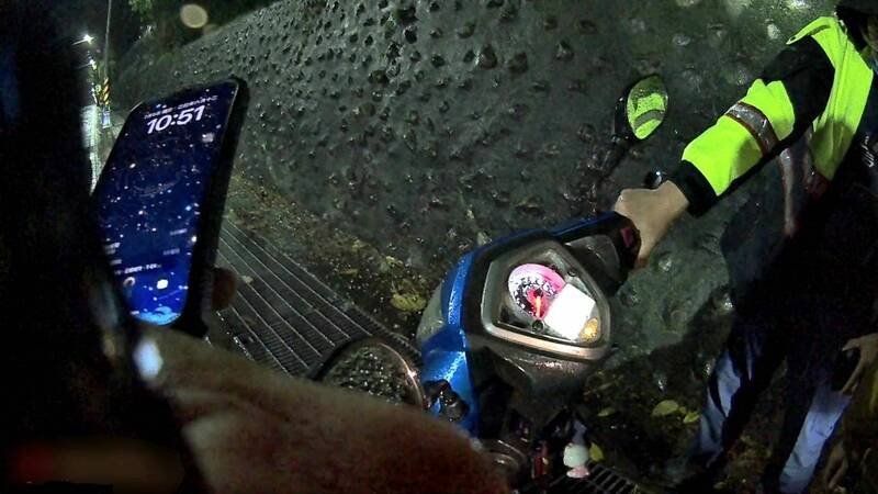 台东一名骑士昨天在关山没油，将烈酒加入酒箱导致抛锚，由警救援。（记者黄明堂翻摄）