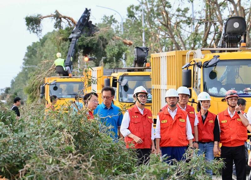 高雄市長陳其邁與嘉義縣長翁章梁並肩勘災。（翻攝臉書）