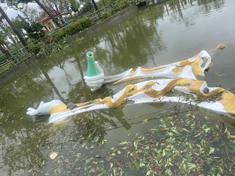 被吹斷的觀音佛祖雕像掉落水中。（民眾提供）