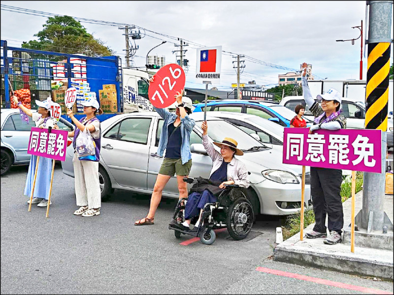 曙光花蓮志工昨早趁著還沒下雨前在重慶市場舉牌宣傳罷免日期。(曙光花蓮提供) 曙光花蓮志工昨早趁著還沒下雨前在重慶市場舉牌宣傳罷免日期。(曙光花蓮提供)