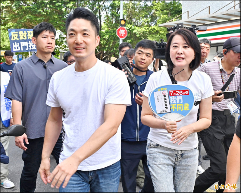 大罷免第一波投票日在即,台北市長蔣萬安6日助選國民黨立委王鴻薇,陪同濱江市場掃街,拜託民眾投不同意罷免票。(記者塗建榮攝) 大罷免第一波投票日在即,台北市長蔣萬安6日助選國民黨立委王鴻薇,陪同濱江市場掃街,拜託民眾投不同意罷免票。(記者塗建榮攝)