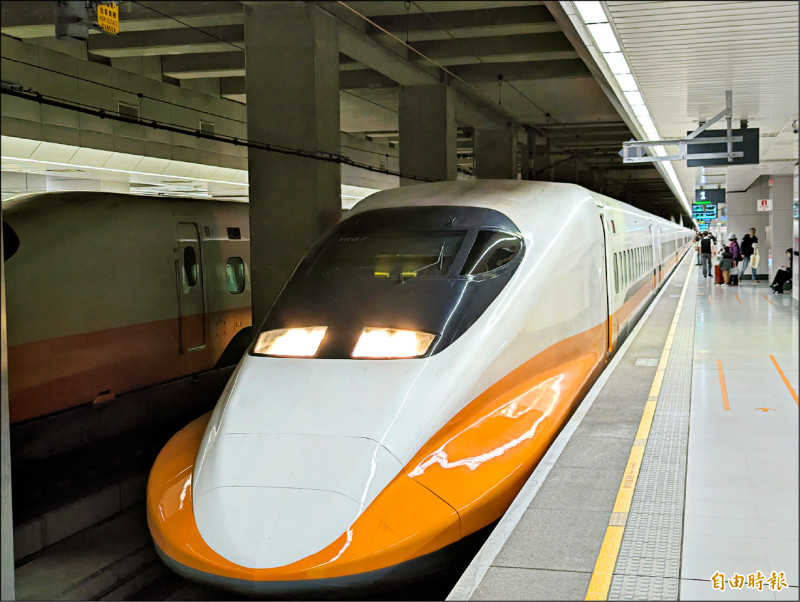 高鐵今天上午6時起改為每小時北上、南下雙向各發3班全車自由座列車。(記者吳亮儀攝) 高鐵今天上午6時起改為每小時北上、南下雙向各發3班全車自由座列車。(記者吳亮儀攝)