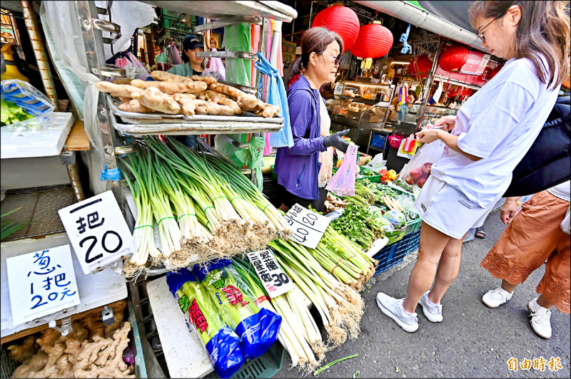 丹娜絲颱風持續逼近，菜價聞聲起漲，台北批發市場6日菜價比5日上漲逾1成。（記者塗建榮攝）