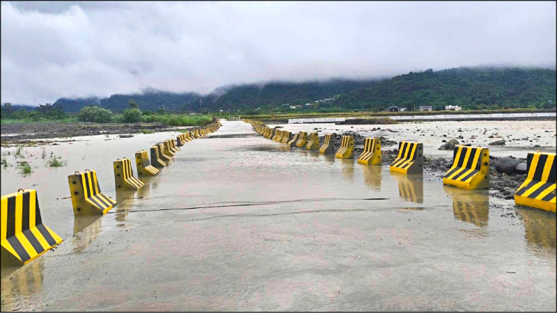 因土堤破防水淹路面,富里崙天便道預警性封閉。(富里鄉公所提供) 因土堤破防水淹路面,富里崙天便道預警性封閉。(富里鄉公所提供)