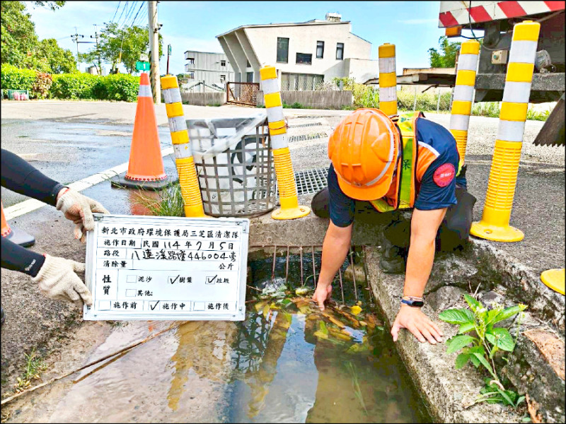 清潔隊進行水溝巡檢，確保暢通。（新北市環保局提供）