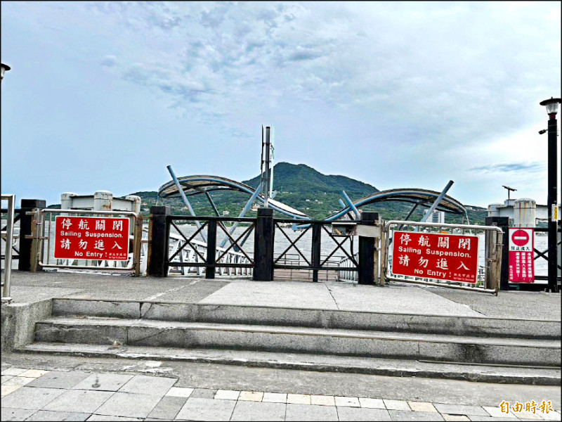 淡水漁人碼頭封港。（記者羅國嘉攝）
